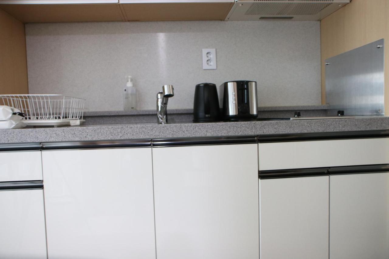 อพาร์ทเม้น Hongdae Residence-2 1min From Hongik Uni Station Exit #1 *