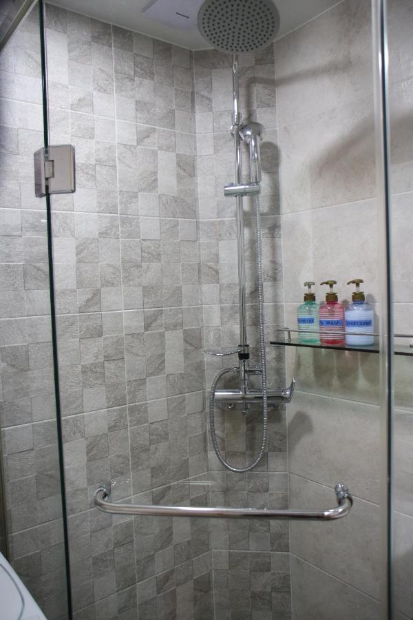 Hongdae Residence-2 1min From Hongik Uni Station Exit #1 อพาร์ทเม้น โซล