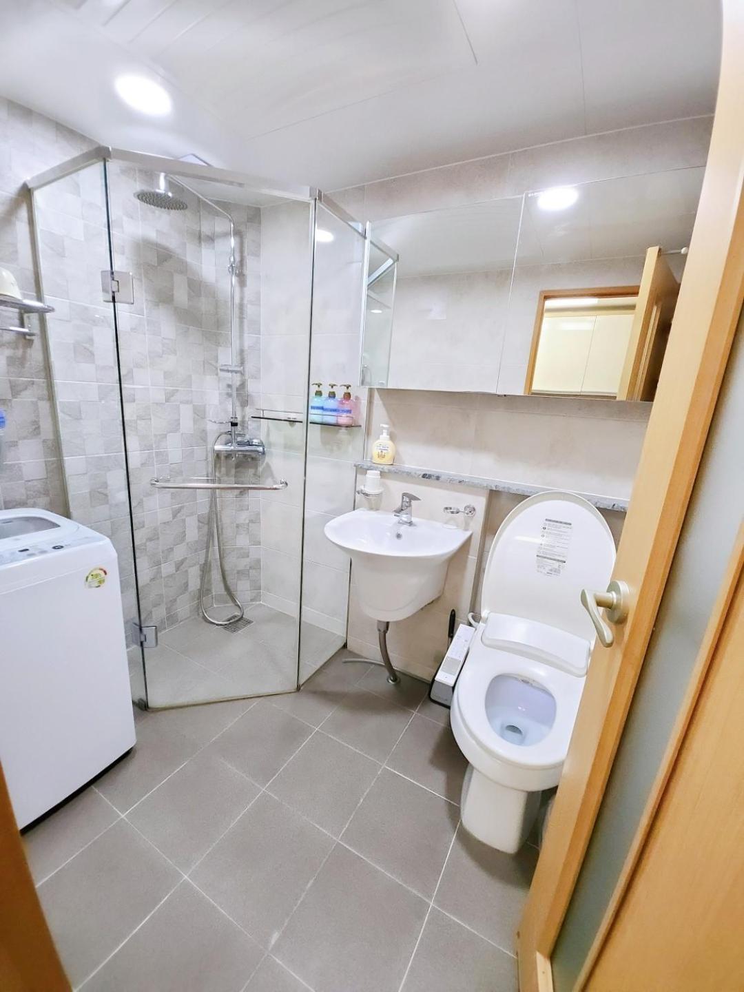 Apartemen Hongdae Residence-2 1min From Hongik Uni Station Exit #1 *