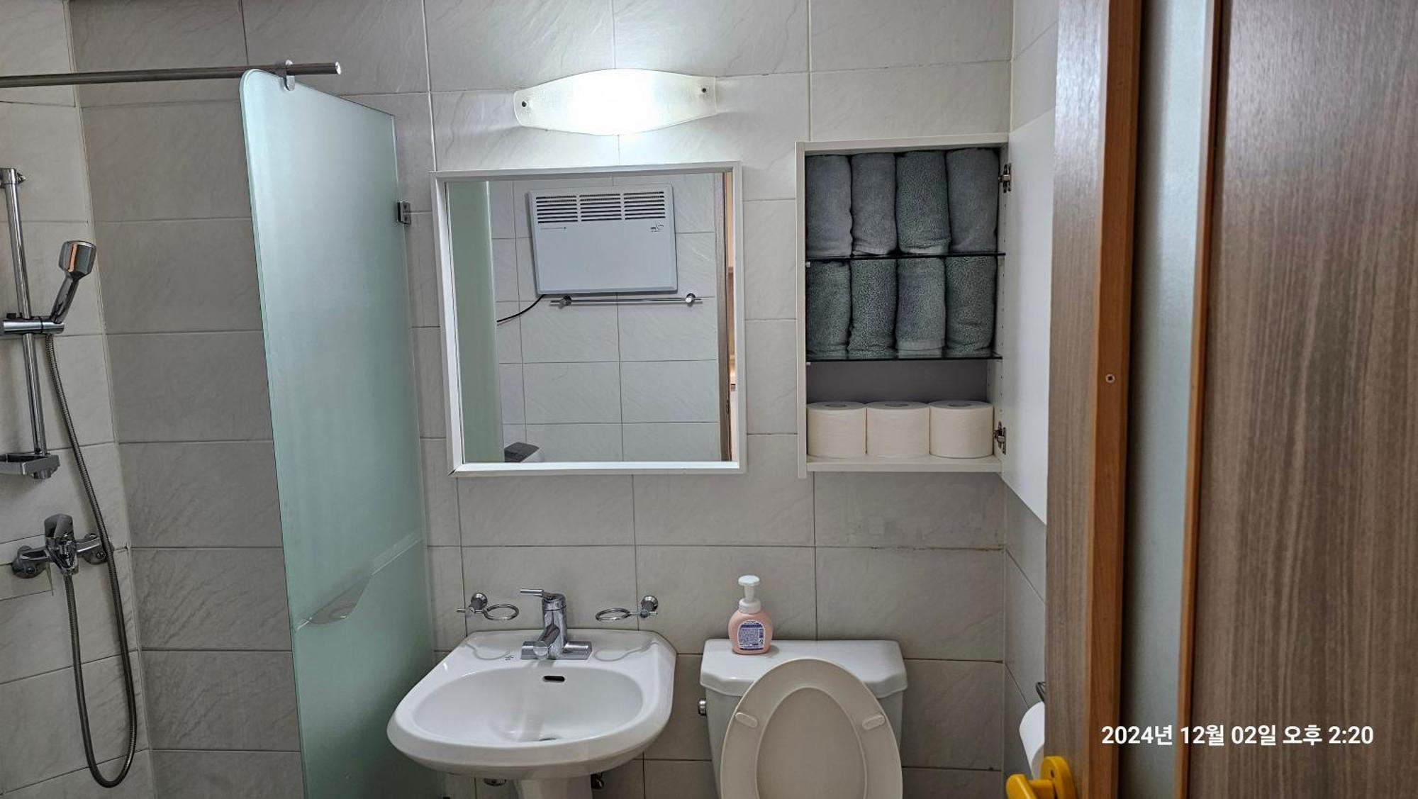 Hongdae Residence-2 1min From Hongik Uni Station Exit #1 Apartemen Seoul